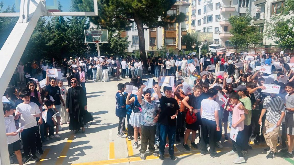 ÖĞRENCİLERİMİZ  KARNELERİNİ ALDILAR